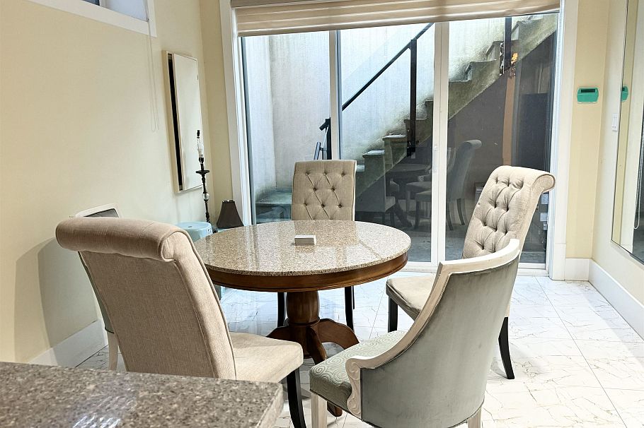 1562 W 40th Avenue Vancouver, BC - 9