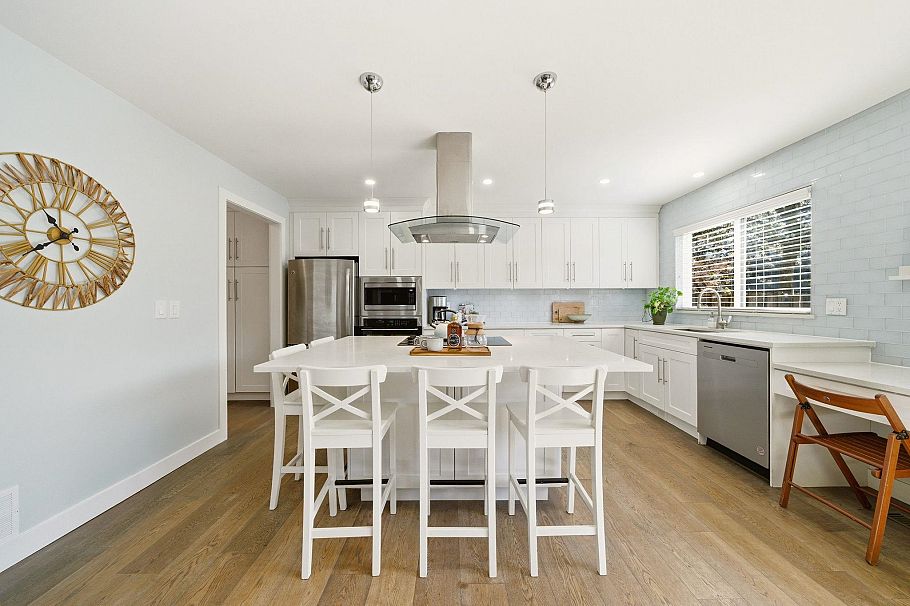 931 Old Lillooet Road North Vancouver, BC - 10