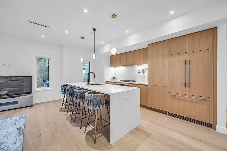 1016 W 52nd Avenue Vancouver, BC - 2