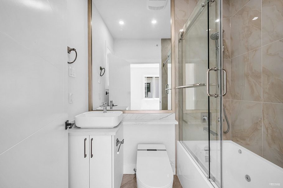 1846 E 37th Avenue Vancouver, BC - 37