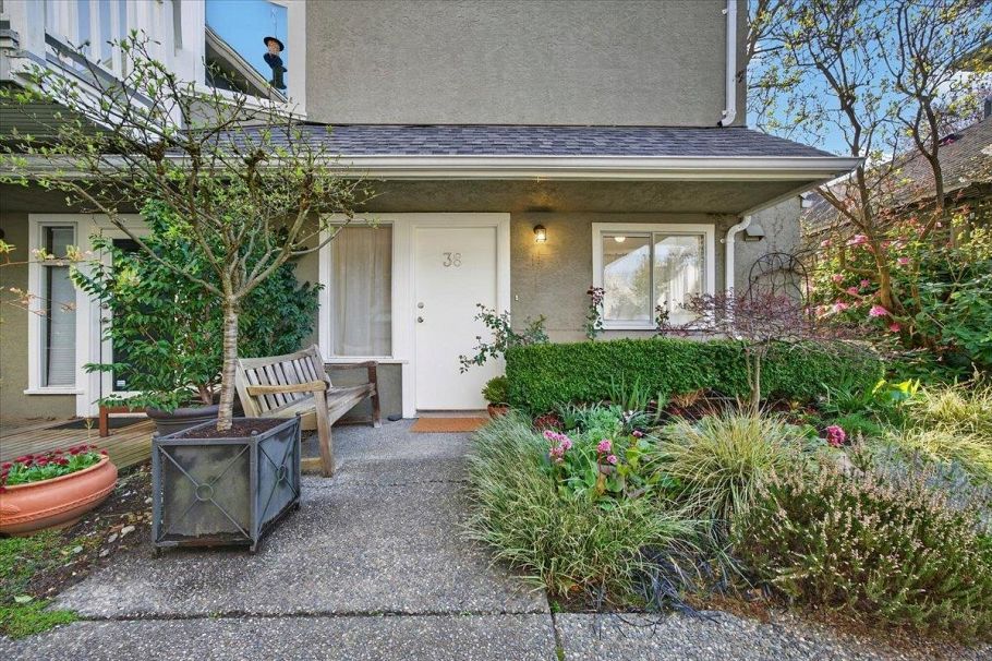 38 W 14th Avenue Vancouver, BC - 3