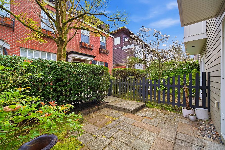 2160 W 8th Avenue Vancouver, BC - 2