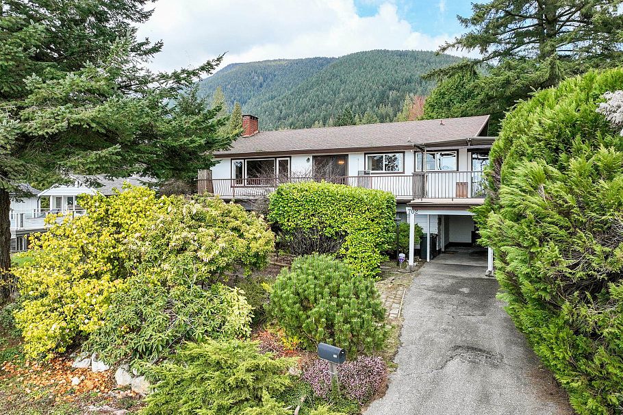702 Winona Avenue North Vancouver, BC - 1