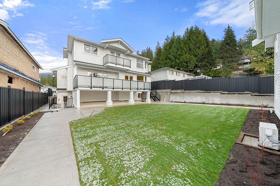 361 E 22nd Street North Vancouver, BC - 26