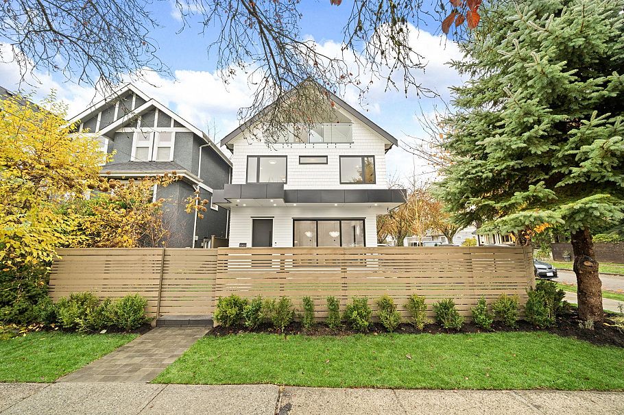 1095 E 14th Avenue Vancouver, BC - 2