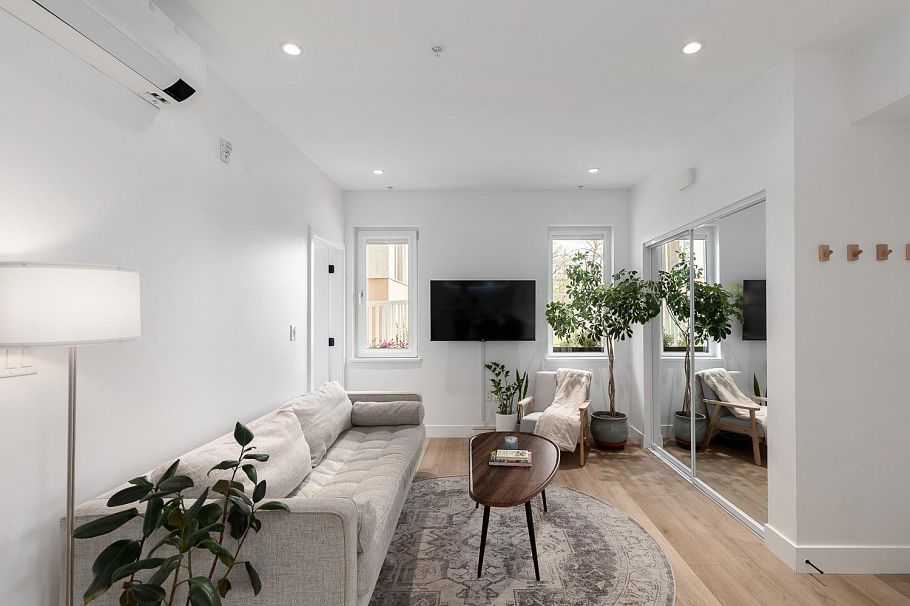 101 239 E 16th Avenue Vancouver, BC - 4