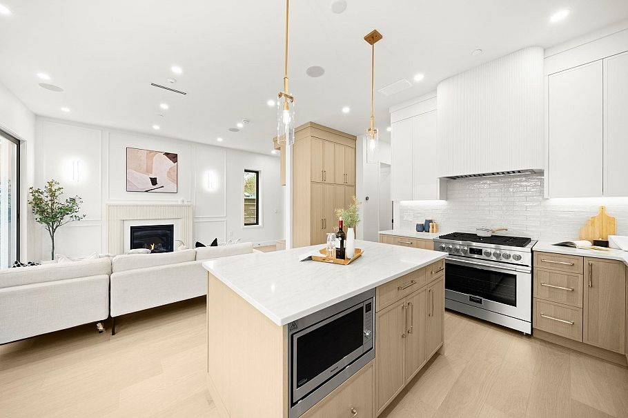 2965 Glen Drive Vancouver, BC - 7