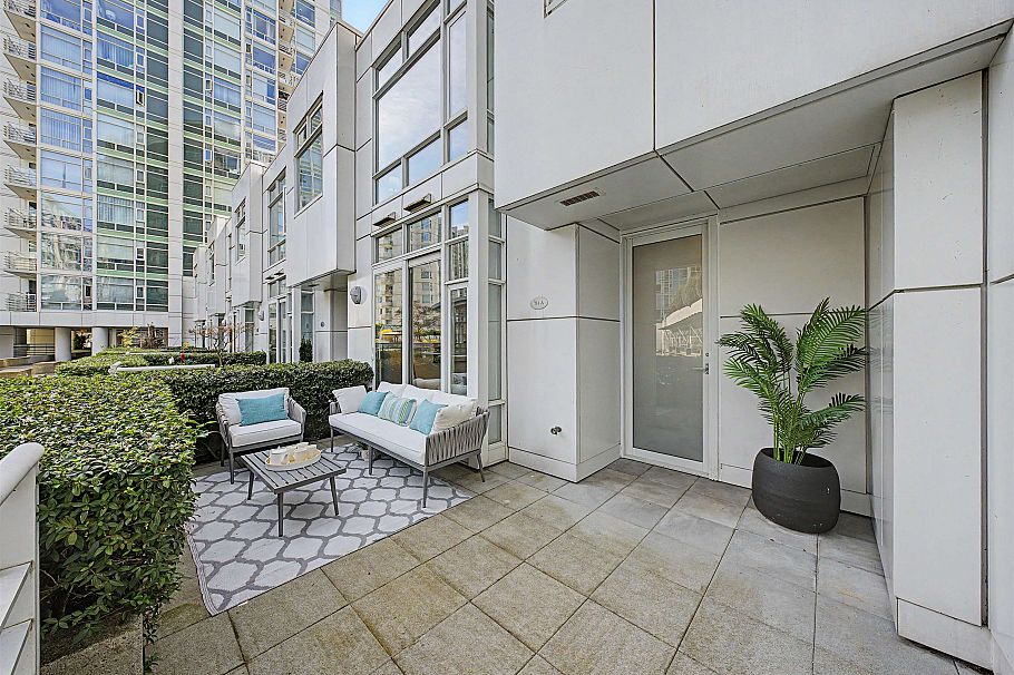 TH A 1199 Marinaside Crescent Vancouver, BC - 1