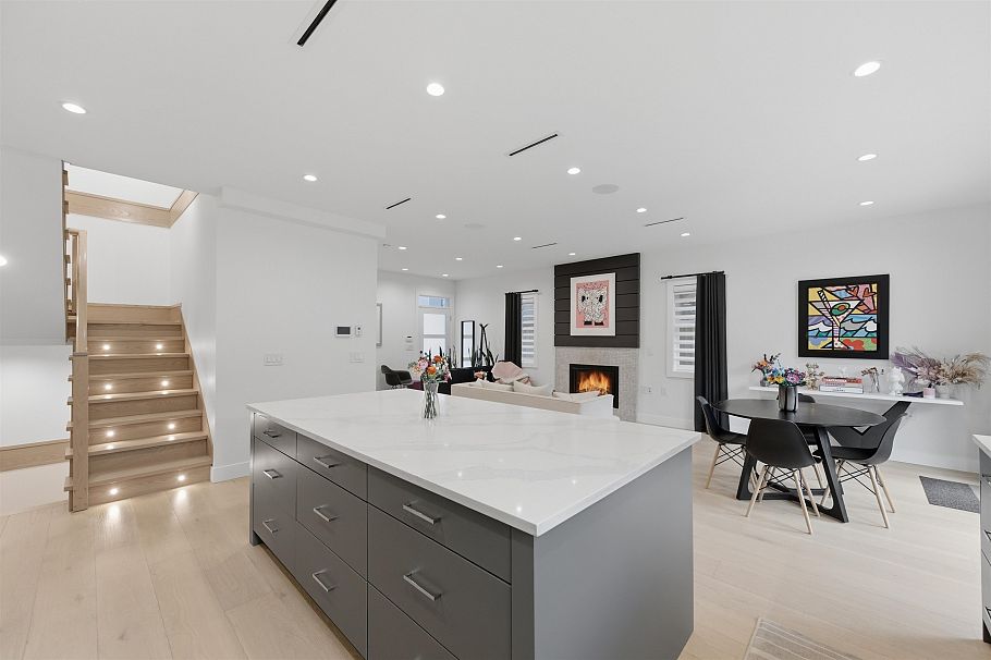 1 272 E 9th Street North Vancouver, BC - 9