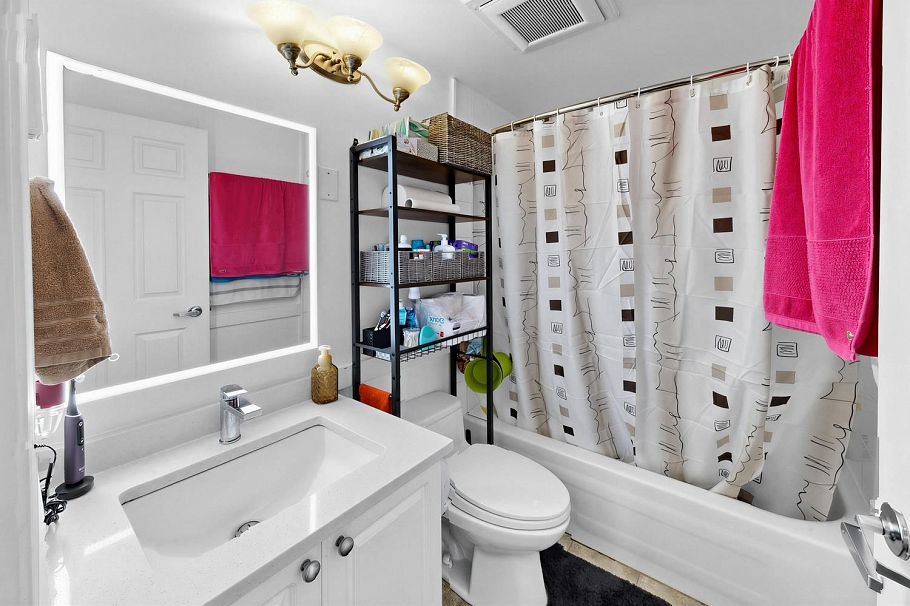 PH05 223 Mountain Highway North Vancouver, BC - 17