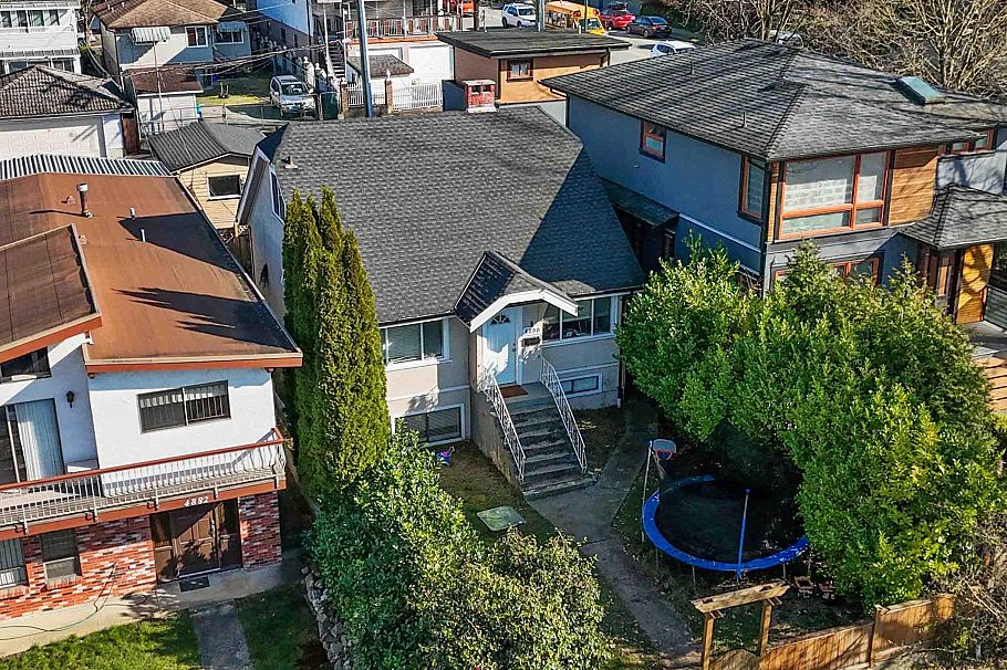 4890 Dumfries Street Vancouver, BC - 2