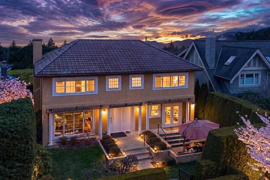 4049 W 27th Avenue Vancouver, BC - 1