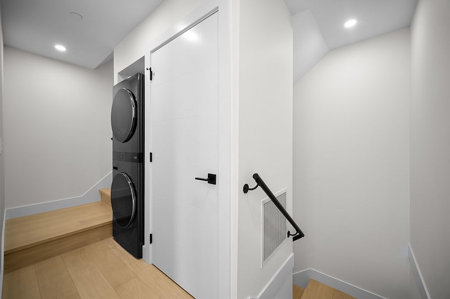 2 3576 E Pender Street Vancouver, BC - 20