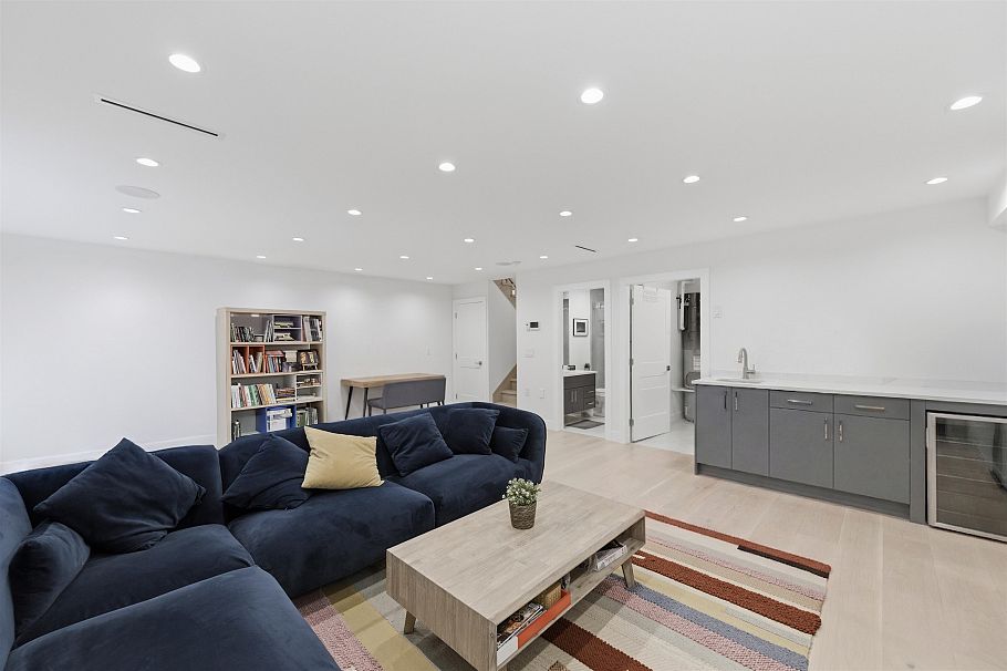 1 272 E 9th Street North Vancouver, BC - 36