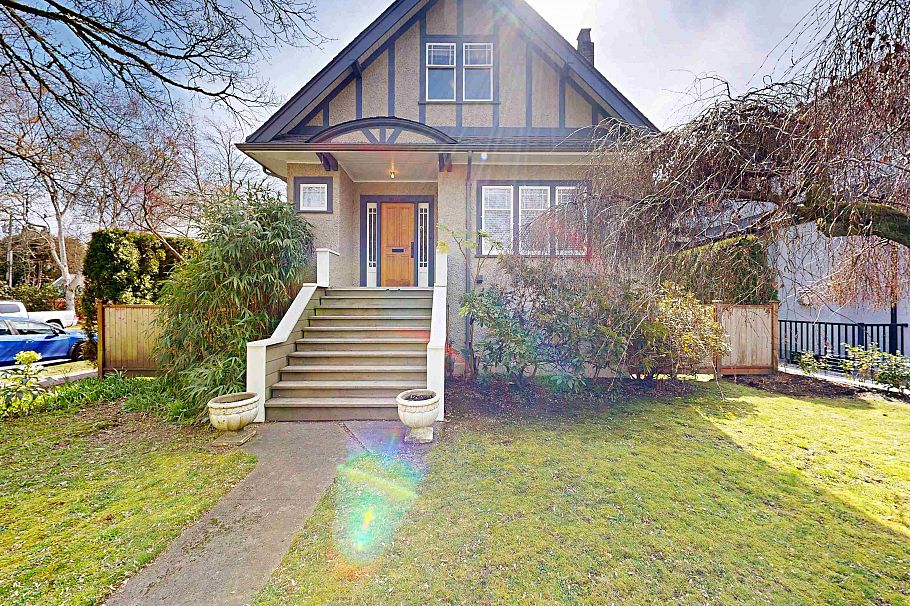 4402 W 12th Avenue Vancouver, BC - 9