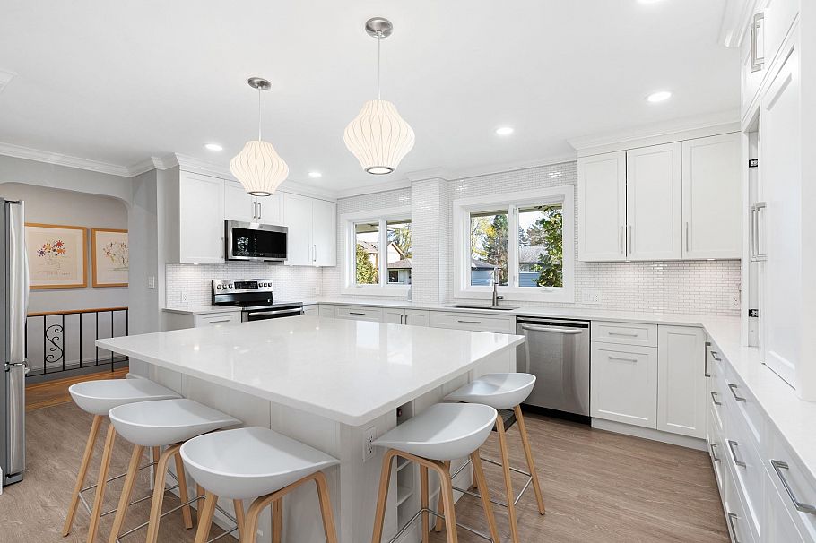 956 Belvista Crescent North Vancouver, BC - 16