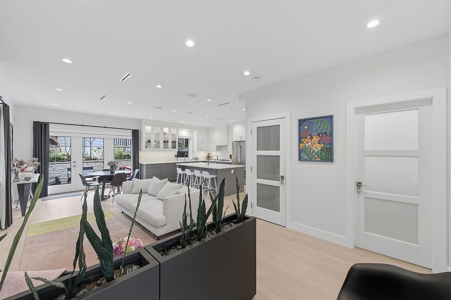 1 272 E 9th Street North Vancouver, BC - 4