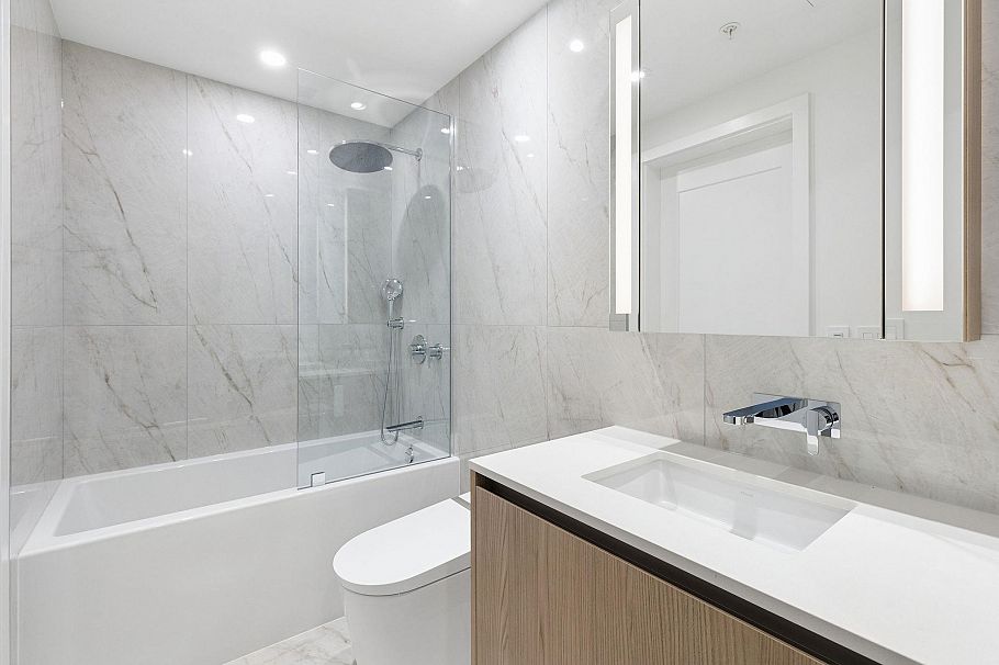 1004 135 E 13th Street North Vancouver, BC - 18