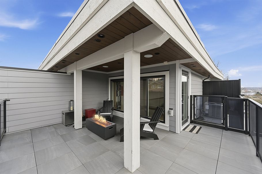 1 272 E 9th Street North Vancouver, BC - 32