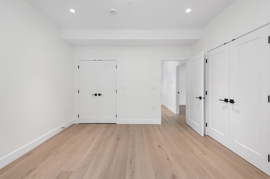 1 878 E 37 Avenue Vancouver, BC - 26