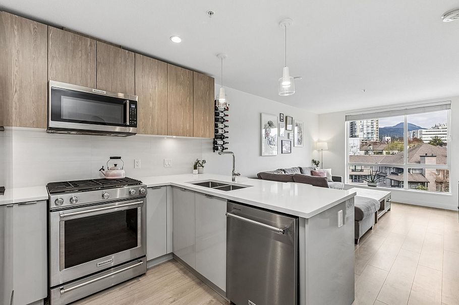 511 108 E 8th Street North Vancouver, BC - 1