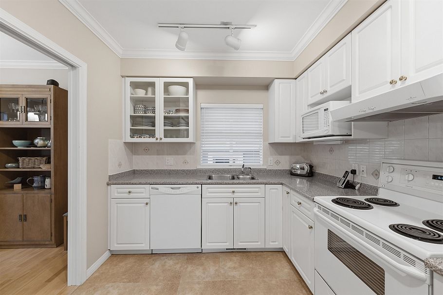 3428 W 7th Avenue Vancouver, BC - 18