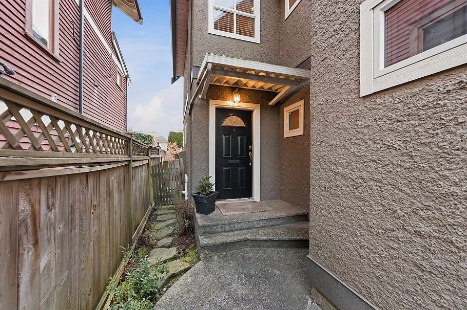 3428 W 7th Avenue Vancouver, BC - 4