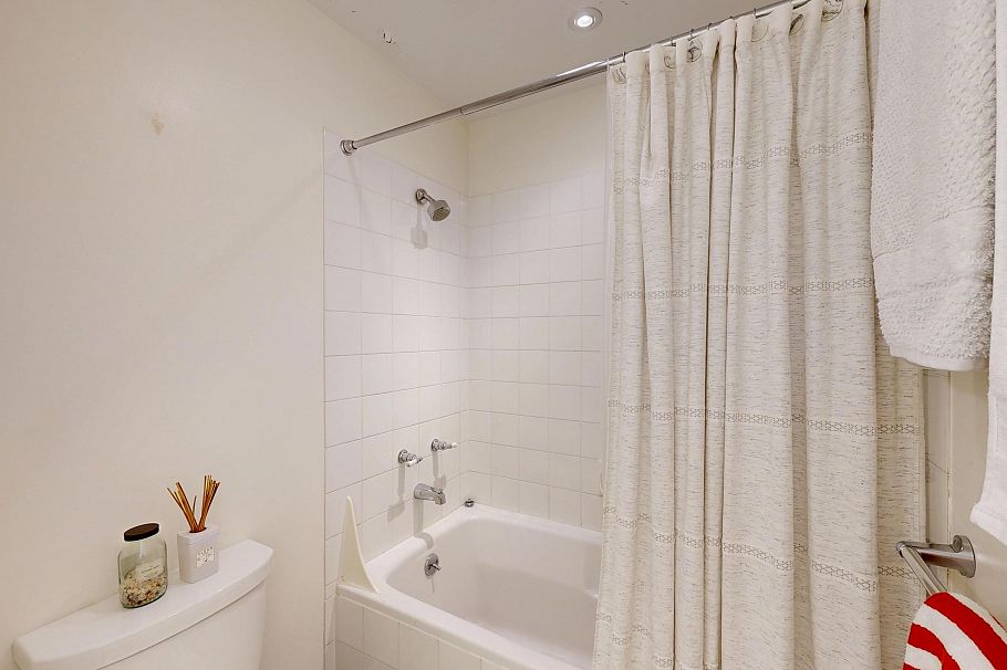 304 1528 Bowser Avenue North Vancouver, BC - 21