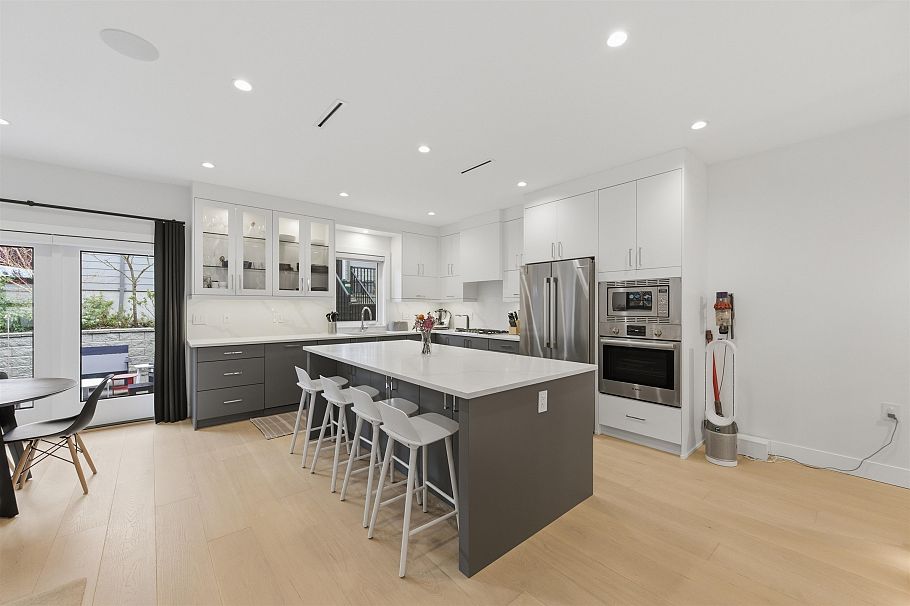 1 272 E 9th Street North Vancouver, BC - 10