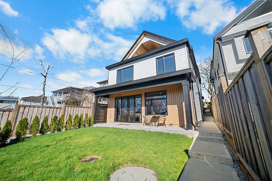 2 3576 E Pender Street Vancouver, BC - 2