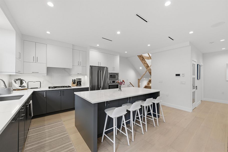 1 272 E 9th Street North Vancouver, BC - 13