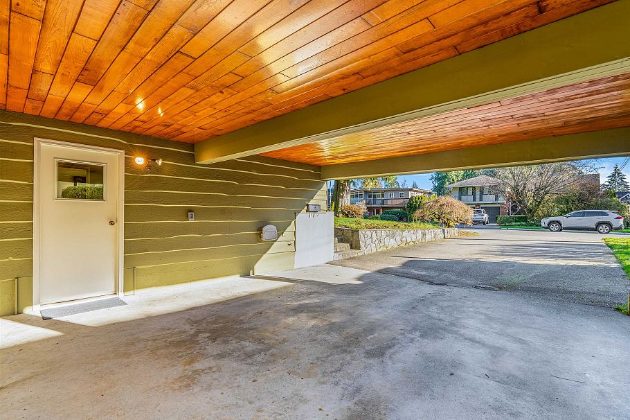 1110 Lodge Road North Vancouver, BC - 38