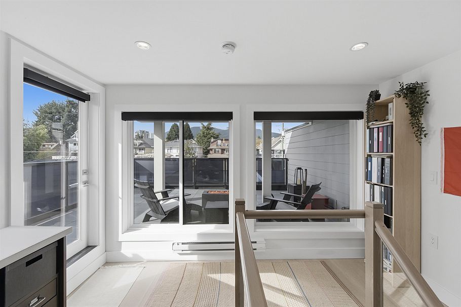 1 272 E 9th Street North Vancouver, BC - 29