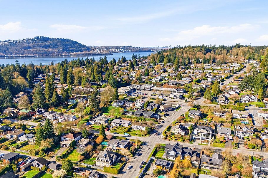 487 Roslyn Boulevard North Vancouver, BC - 32