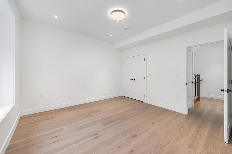 1 878 E 37 Avenue Vancouver, BC - 25