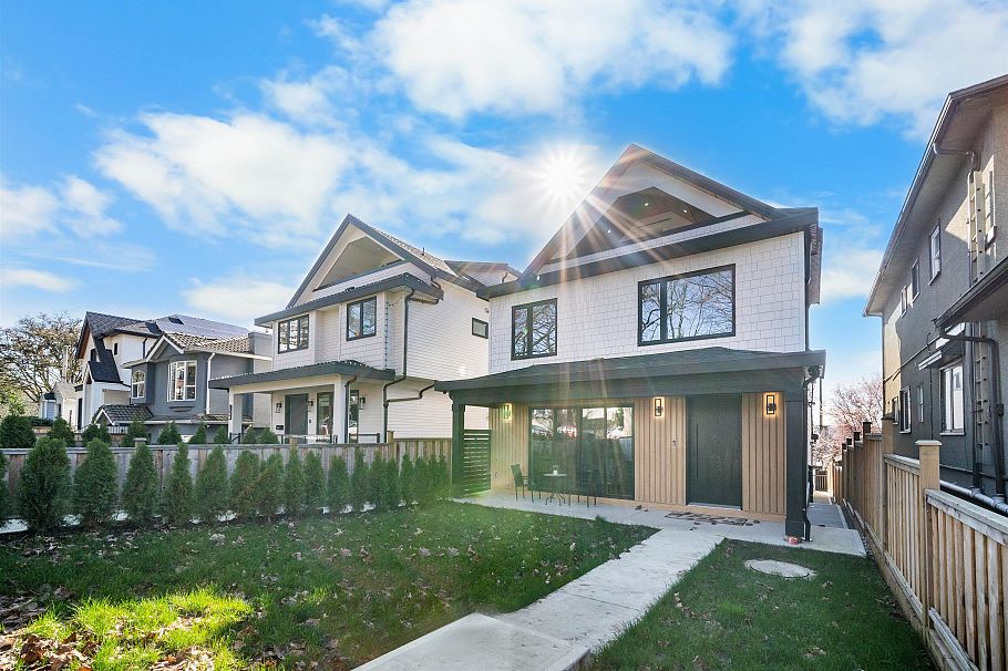 1 3576 E Pender Street Vancouver, BC - 24