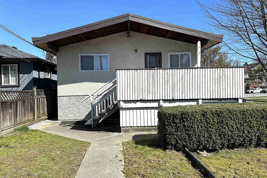 3191 Renfrew Street Vancouver, BC - 4