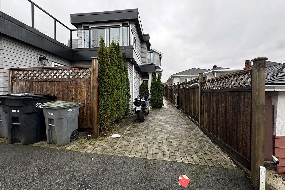 3429 Dundas Street Vancouver, BC - 23