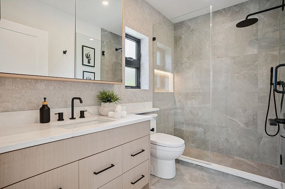 2307 E 3rd Avenue Vancouver, BC - 20