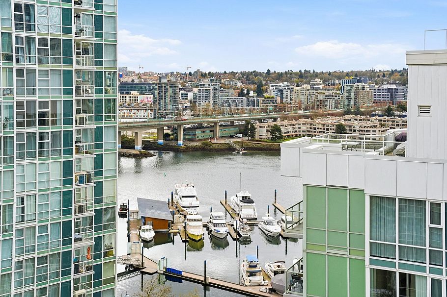 1808 193 Aquarius Mews Vancouver, BC - 2