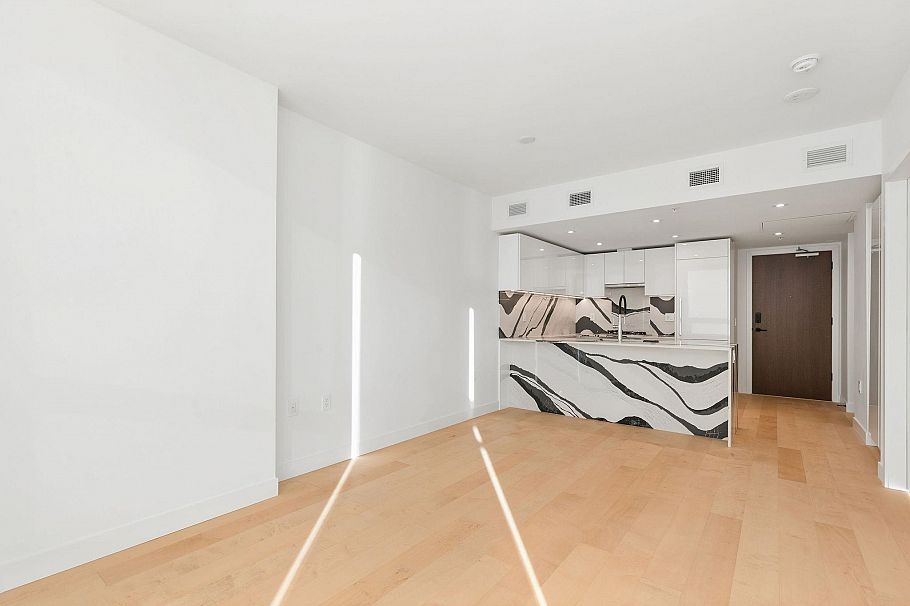 1004 135 E 13th Street North Vancouver, BC - 11