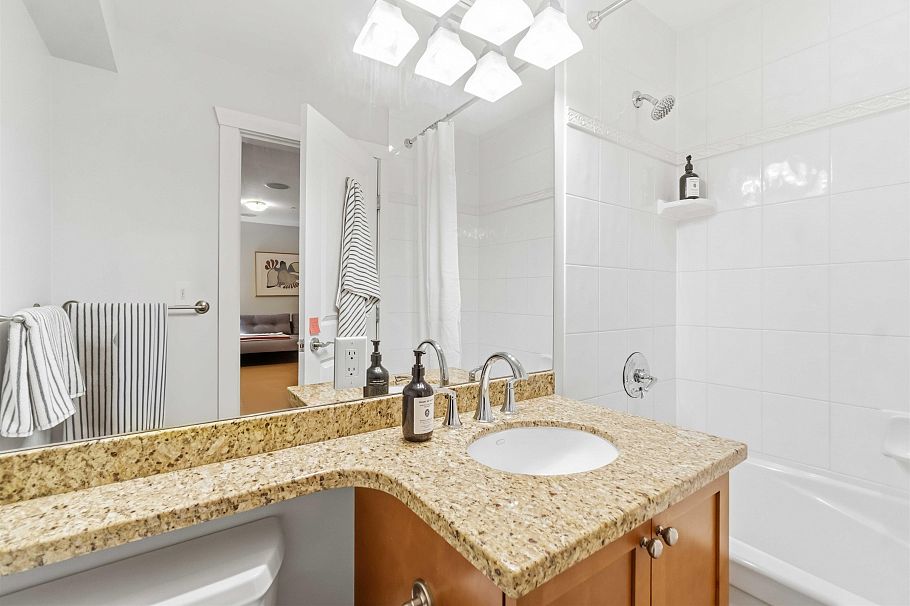 2420 Sasamat Street Vancouver, BC - 24