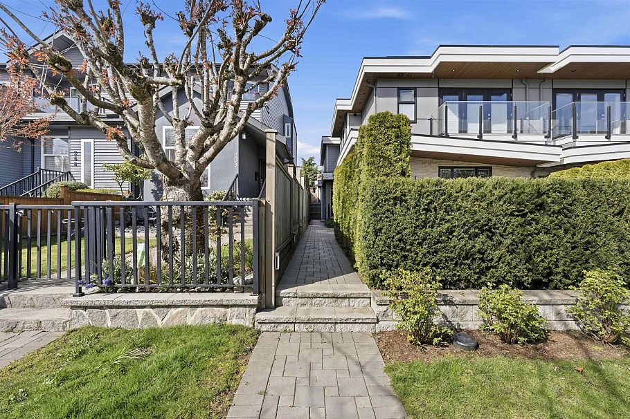 1 272 E 9th Street North Vancouver, BC - 2