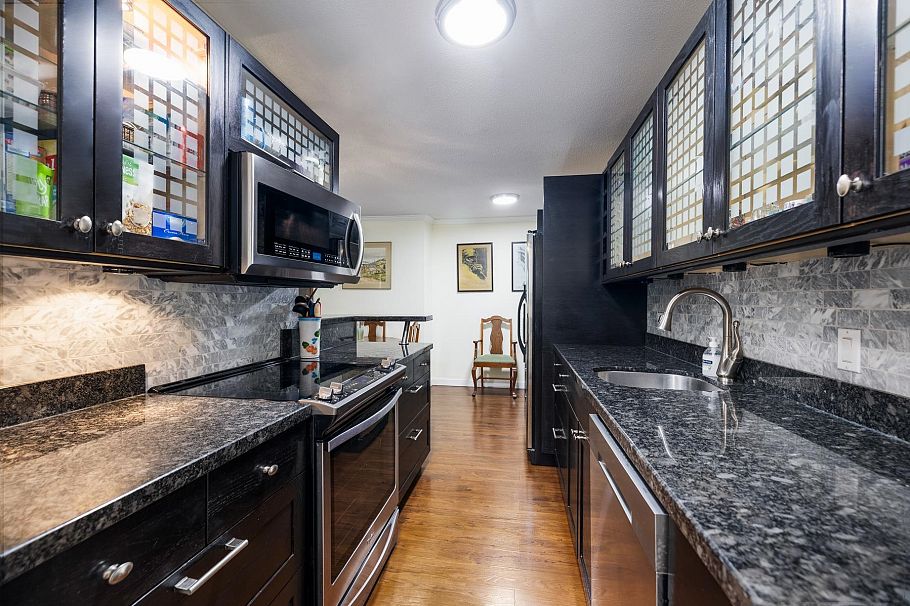 209 141 W 13th Street North Vancouver, BC - 13