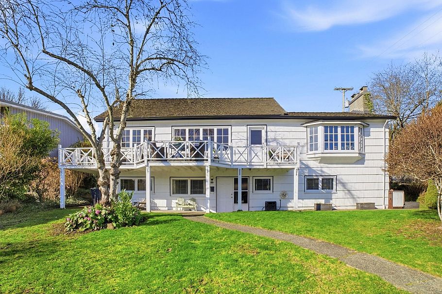 487 Roslyn Boulevard North Vancouver, BC - 1