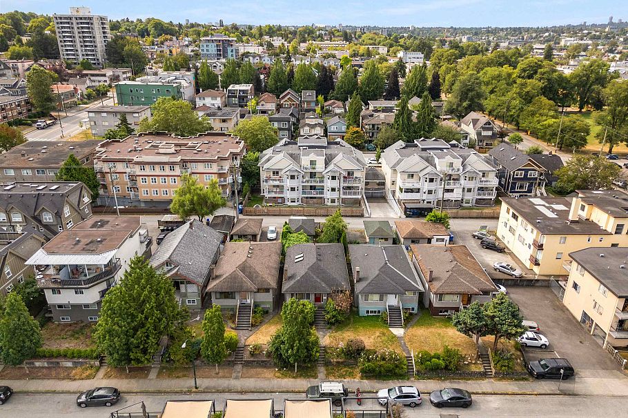 1654 E Pender Street Vancouver, BC - 3