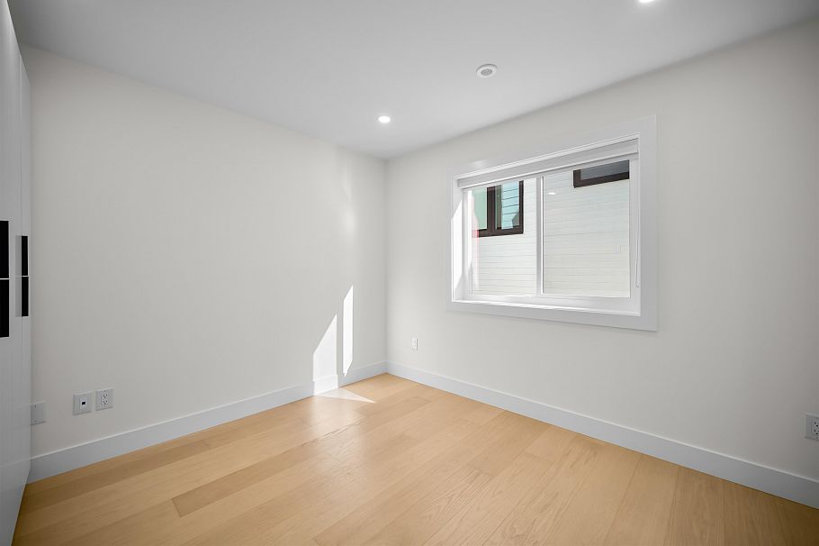 2 3576 E Pender Street Vancouver, BC - 27