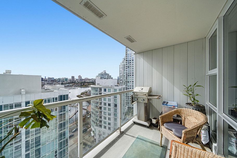 1808 193 Aquarius Mews Vancouver, BC - 3