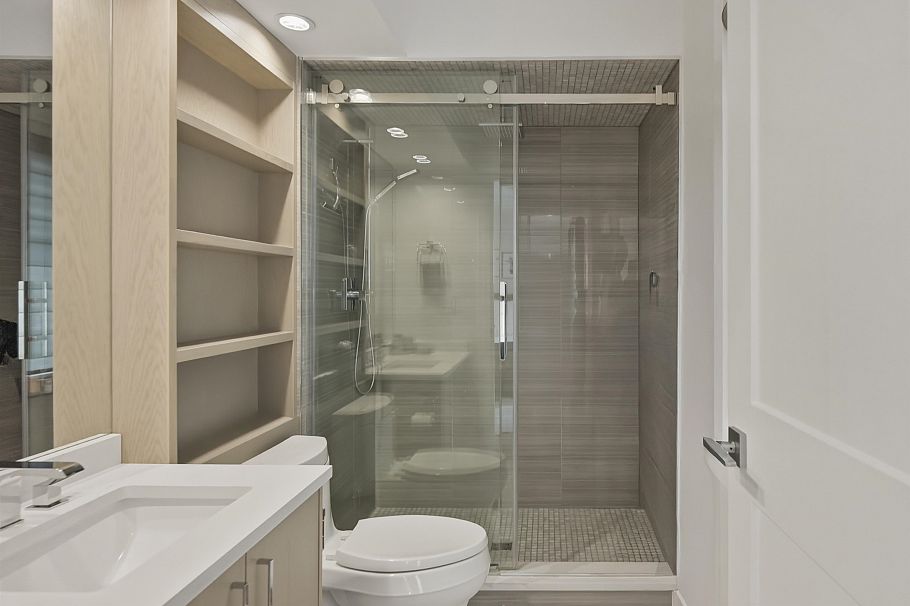 1 272 E 9th Street North Vancouver, BC - 38