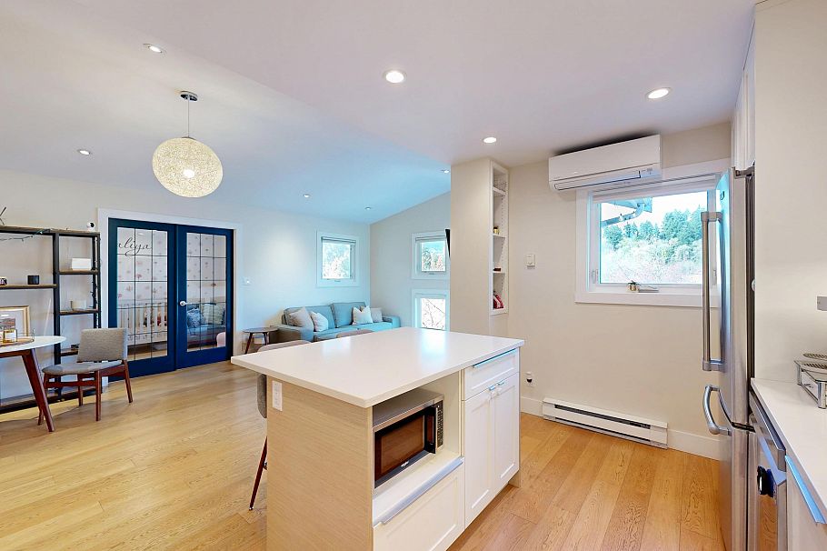 304 1528 Bowser Avenue North Vancouver, BC - 3